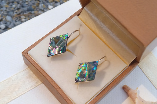 Náušnice s abalone perletí – Geometrická elegance — foto 6