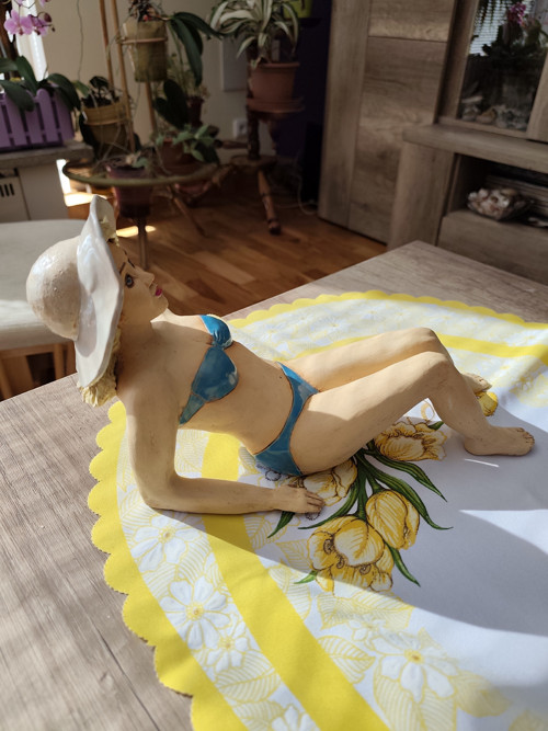 Keramická dívka s kloboukem — foto 4