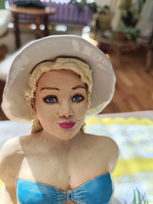 Keramická dívka s kloboukem — foto 5