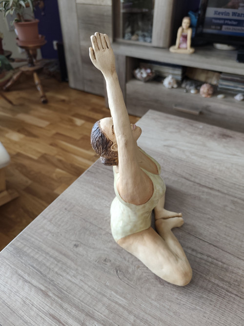 Keramická dívka cvičící jógu — foto 3