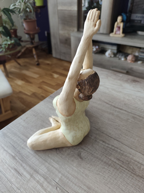 Keramická dívka cvičící jógu — foto 4
