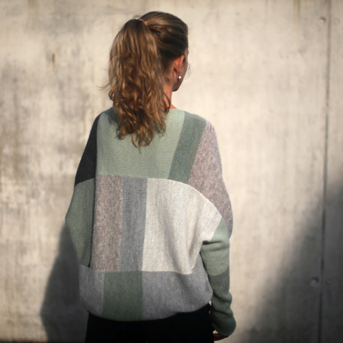 Svetr DOSA-TRAPEZ patchwork alpaka/hedvábí — foto 3