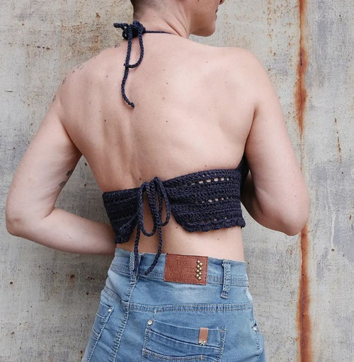 Háčkovaný letní crop top tmavě modrý — foto 5