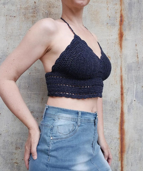 Háčkovaný letní crop top tmavě modrý — foto 2