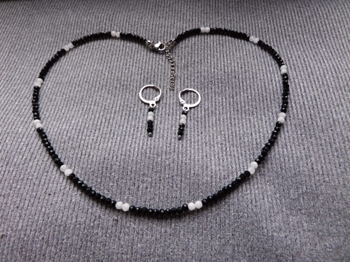 Náhrdelník - černý a bílý spinel, nerez — foto 2