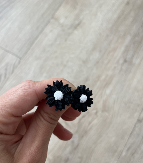 Náušnice kopretiny černé — foto 2
