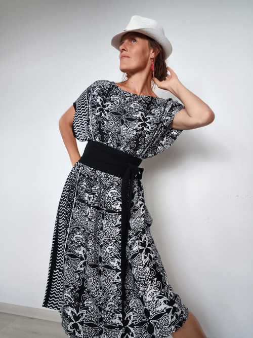 Viskozové Boho Šaty Černo Bílé — foto 3