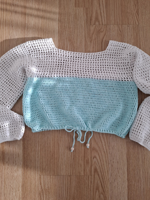 Háčkovaný crop top s dlouhým rukávem — foto 4
