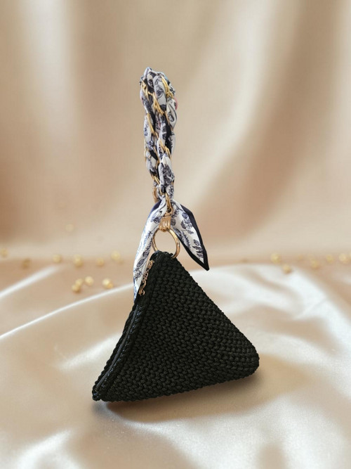 Černá kabelka Pyramid Bag se šátkovým uchem — foto 2