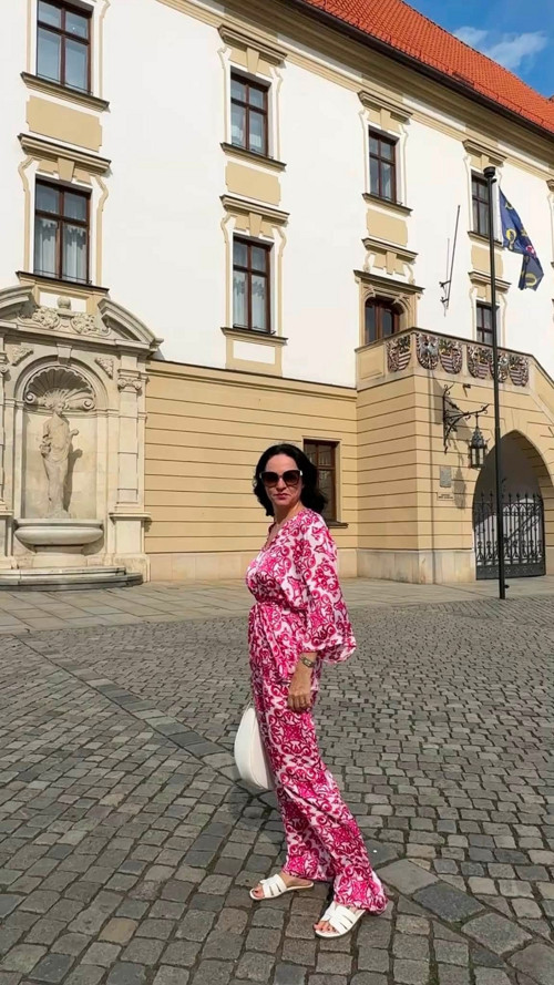 Hedvábný kostýmek — foto 2