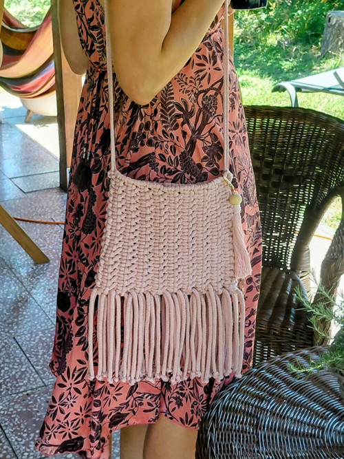 Malá boho kabelka s třásněmi růžová — foto 4