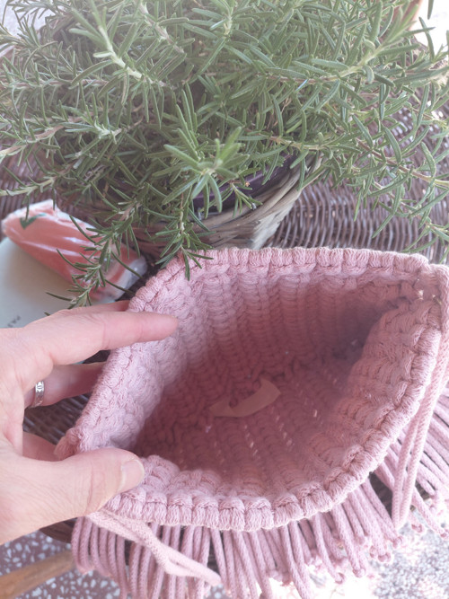 Malá boho kabelka s třásněmi růžová — foto 5