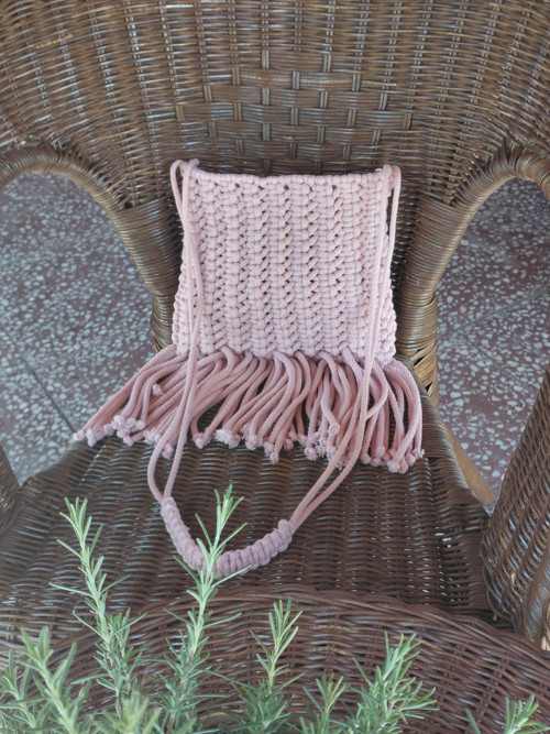 Malá boho kabelka s třásněmi růžová — foto 6
