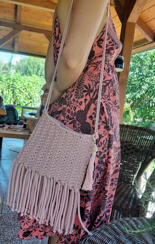 Malá boho kabelka s třásněmi růžová — foto 3