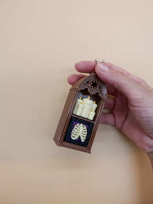 Gotická mini vitrínka s klikači — foto 2