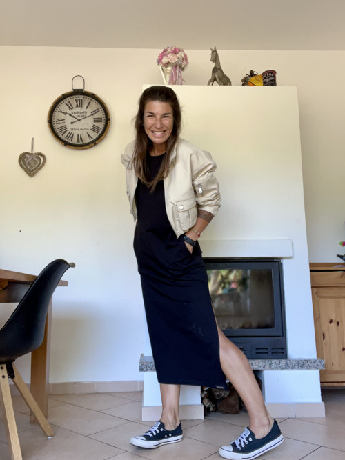Úpletové oversize šaty v MIDI délce — foto 2