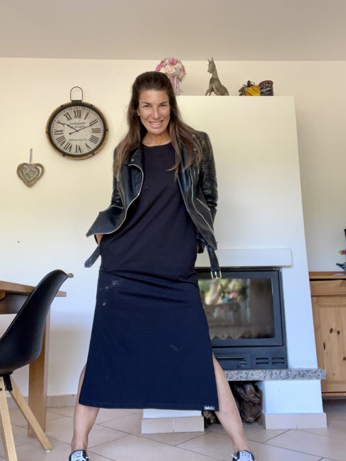 Úpletové oversize šaty v MIDI délce — foto 3