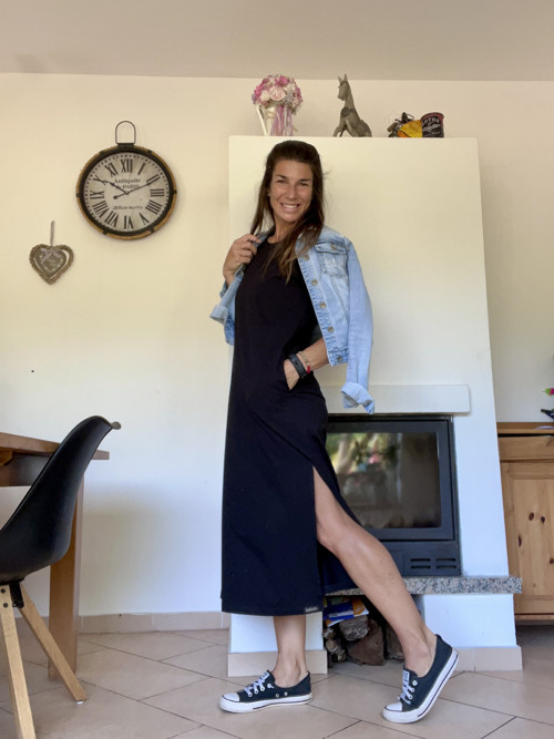 Úpletové oversize šaty v MIDI délce — foto 5
