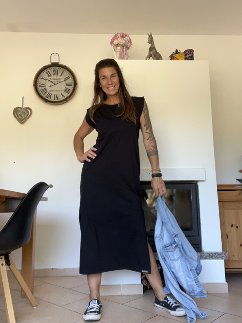 Úpletové oversize šaty v MIDI délce — foto 4