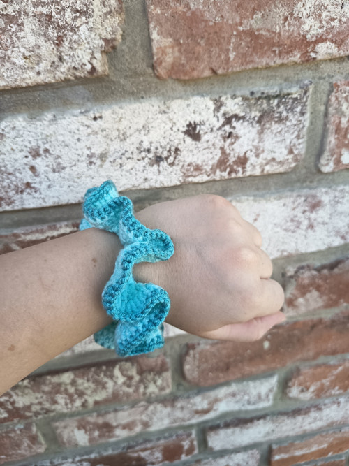 Háčkovaná scrunchie gumička — foto 3
