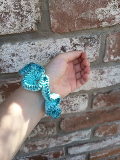 Háčkovaná scrunchie gumička — foto 4