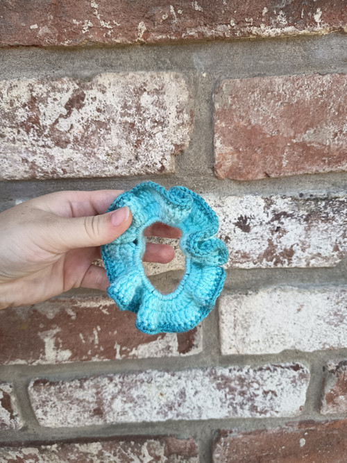 Háčkovaná scrunchie gumička — foto 2