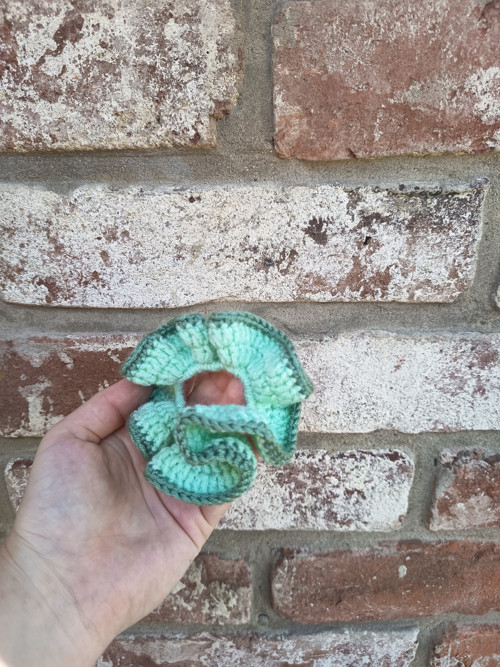 Háčkovaná scrunchie gumička — foto 2