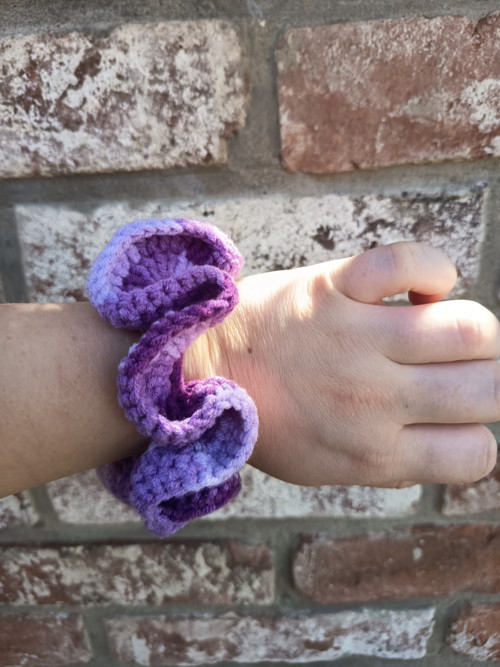 Háčkovaná scrunchie gumička — foto 4