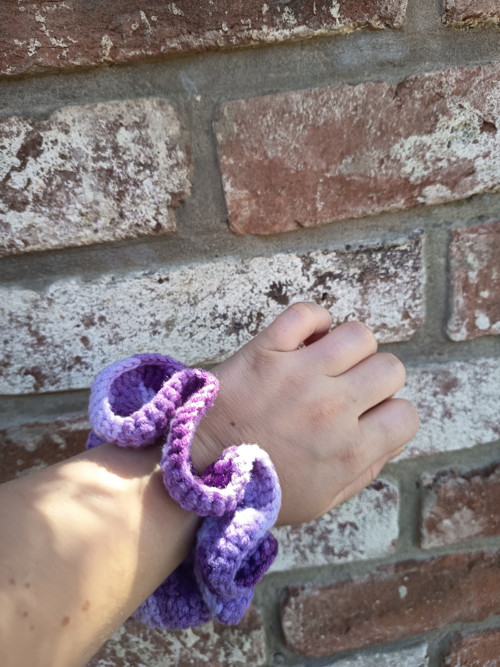 Háčkovaná scrunchie gumička — foto 3
