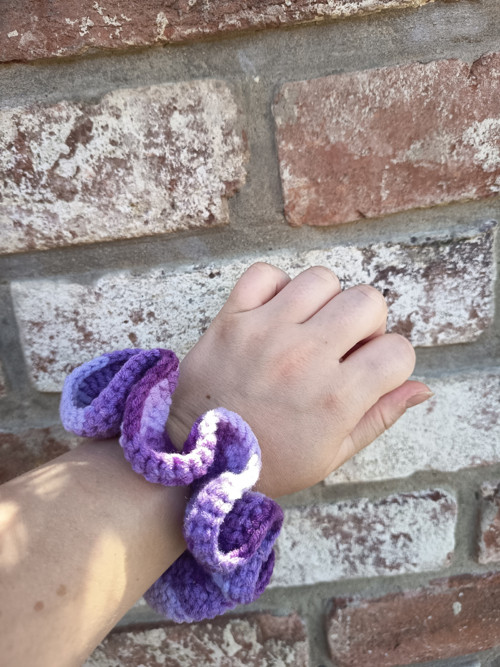 Háčkovaná scrunchie gumička — foto 2