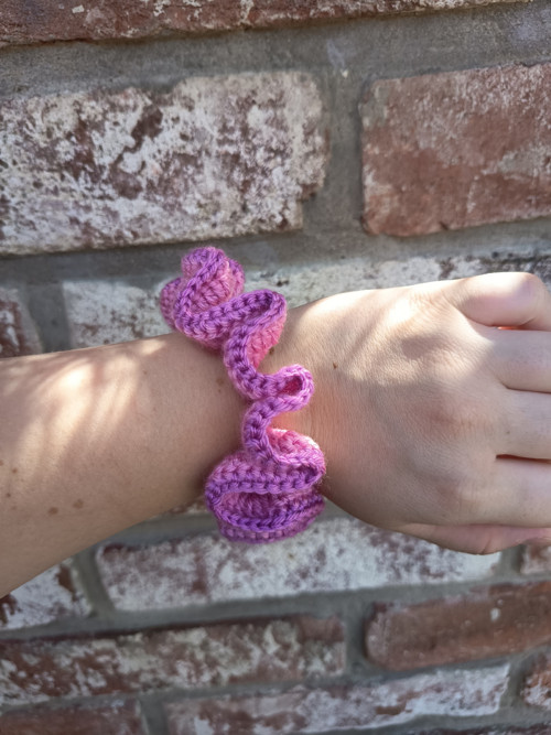 Háčkovaná scrunchie gumička — foto 4