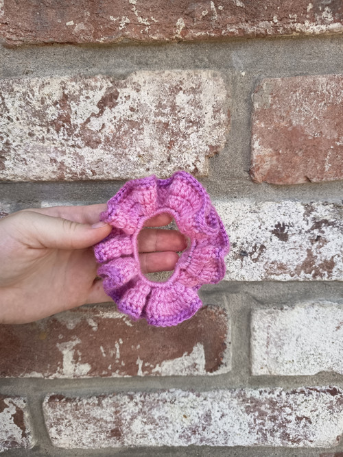 Háčkovaná scrunchie gumička — foto 3
