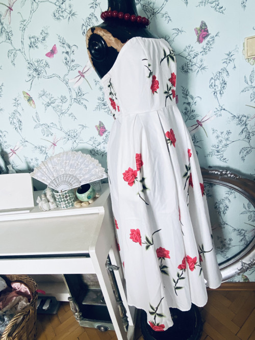 Šaty pin-up rozkvetlé — foto 4