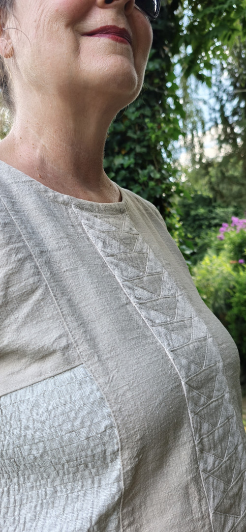 Top s patchworkovým detailem-letní elegance ve lnu — foto 4