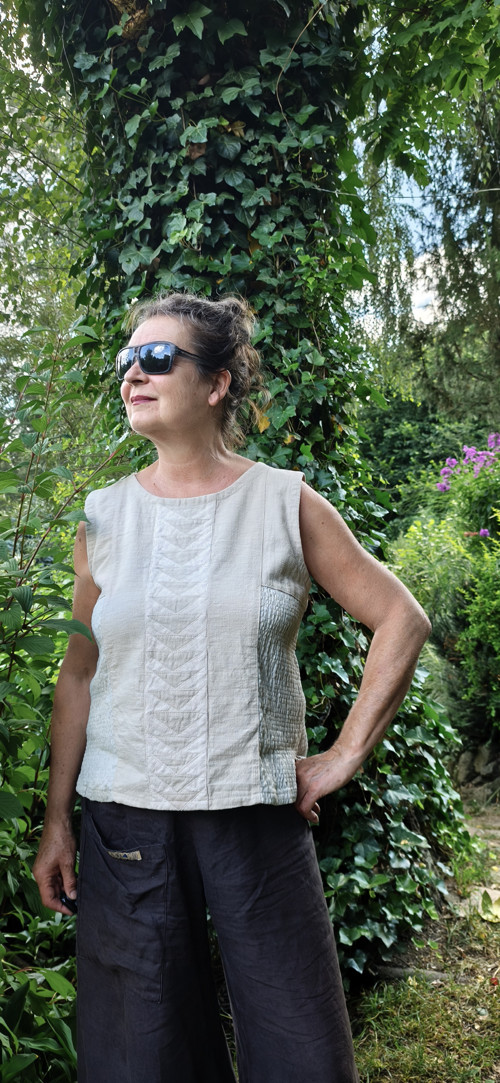 Top s patchworkovým detailem-letní elegance ve lnu — foto 3