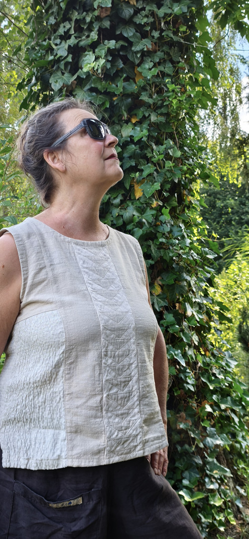 Top s patchworkovým detailem-letní elegance ve lnu — foto 2