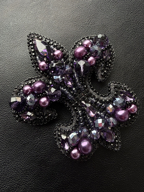 Brož Fleur-de-lis Fialová — foto 3