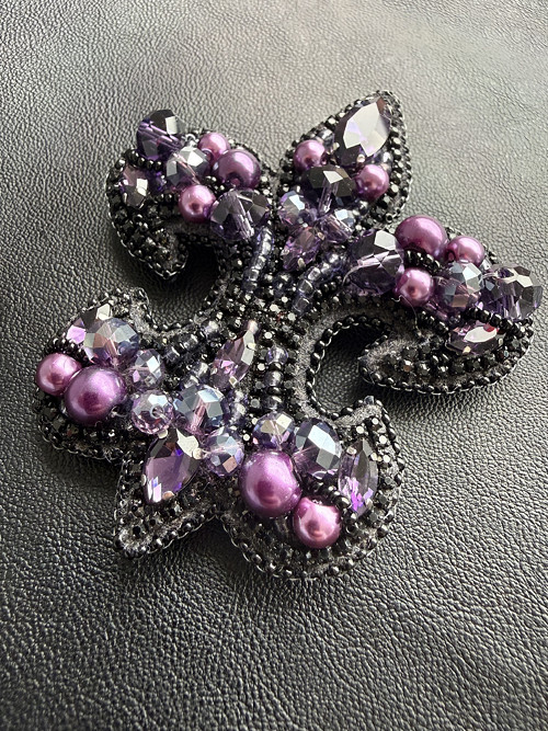 Brož Fleur-de-lis Fialová — foto 4