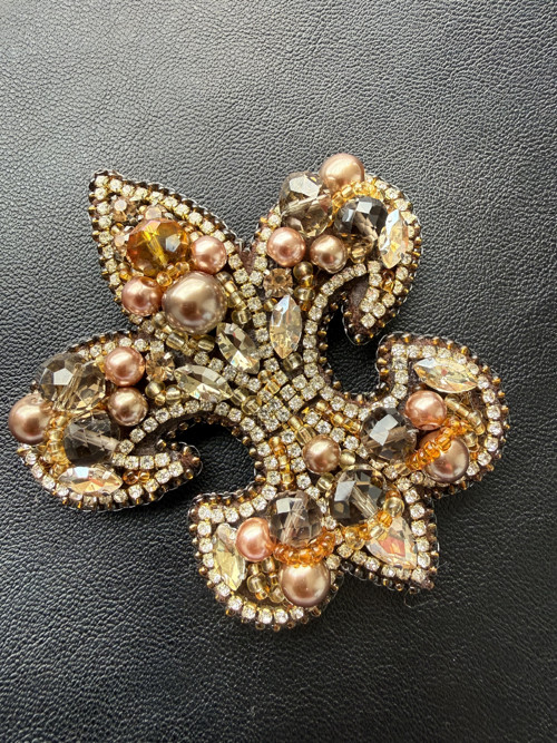 Brož Fleur-de-lis Hnědá — foto 3