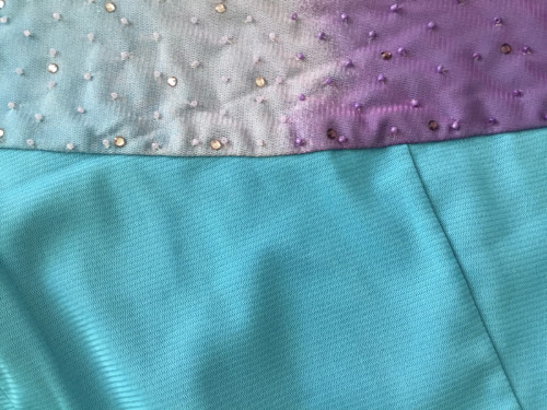 Mini-šaty, gradient, zdobené korálky — foto 2