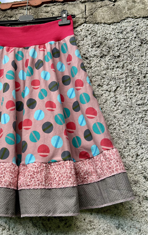 Půlkolová pružná sukně — foto 2
