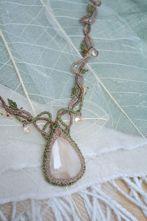 Macramé náhrdelník se skolecitem - Luceamhlis — foto 3