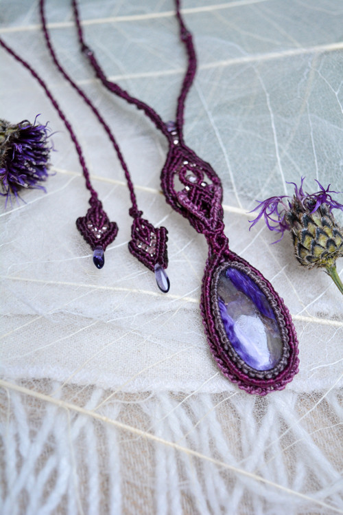 Macramé náhrdelník s čaroitem - Vimnis — foto 3