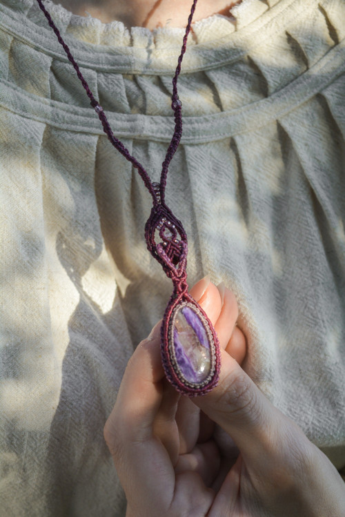 Macramé náhrdelník s čaroitem - Vimnis — foto 4
