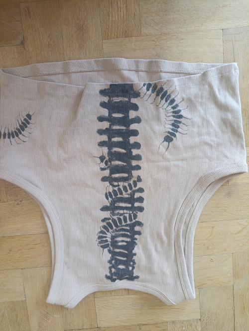 Ručně malovaný croptop — foto 3