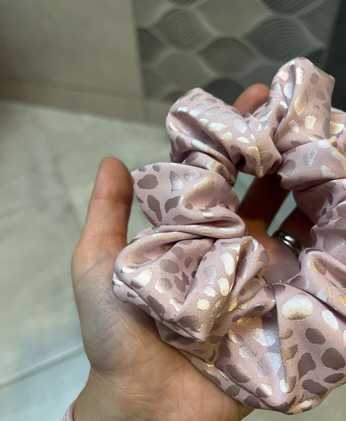 Saténová scrunchie široká — foto 3