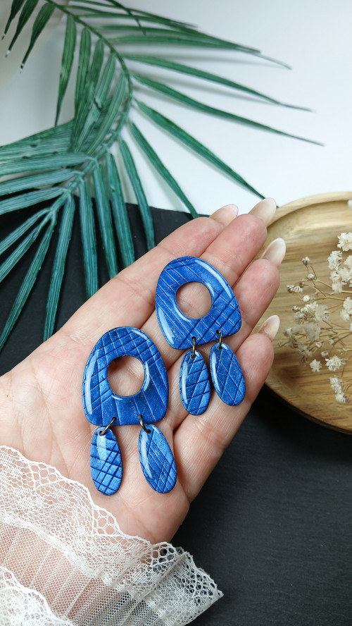 Geometrické metalické modré náušnice — foto 2