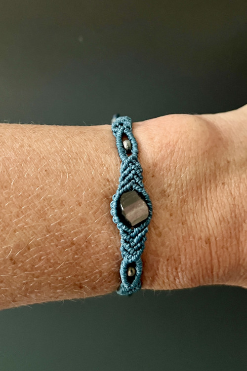 Tealový macramé náramek se stříbrným obsidiánem — foto 3