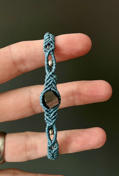 Tealový macramé náramek se stříbrným obsidiánem — foto 4