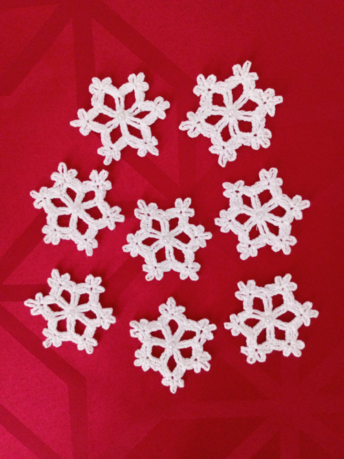 1. Háčkovaná vločka s perličkou — foto 2